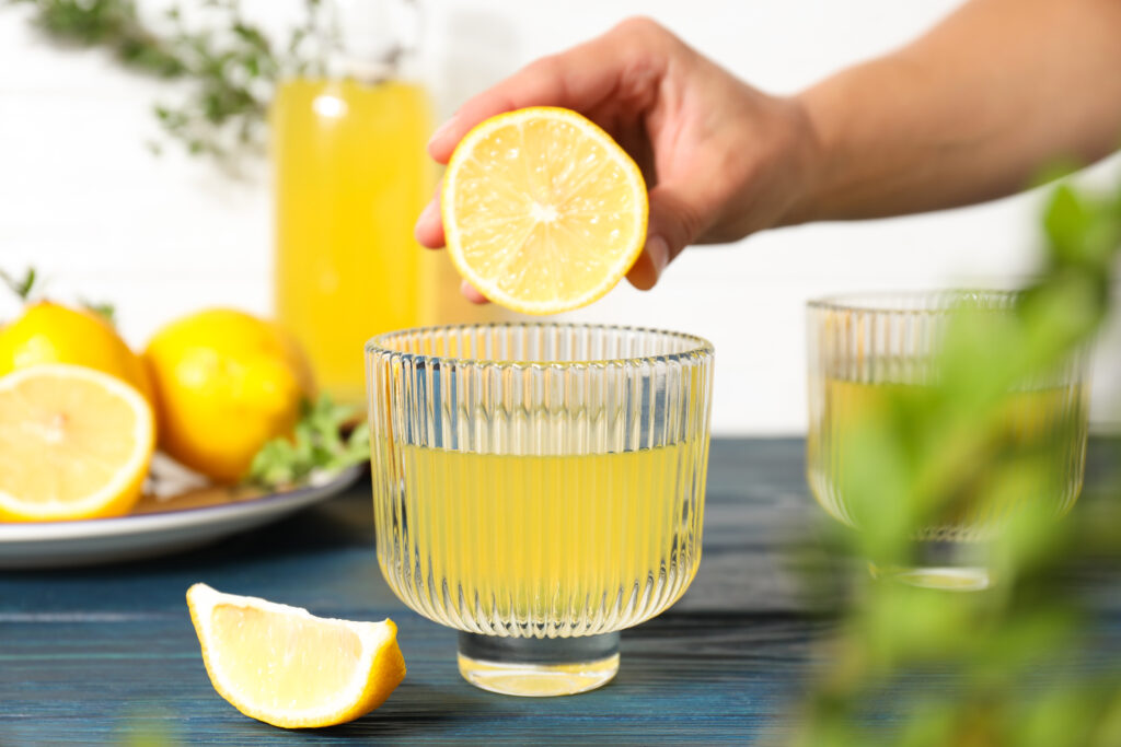 what is the benefit of lemon in water